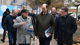 Verkehrsminister Winfried Hermann (grauer Mantel) informierte sich vor Ort über das Erfolgsprojekt Mobilitätszentrale und das Sanierungsgebiet Bahnhofsgelände in Lauda bei Lauda-Könighofens Bürgermeister Dr. Lukas Braun und Landrat Christoph Schauder. Mit dabei die Fraktionsvorsitzenden des Kreistags.