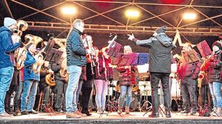 Den Besuchern des Weihnachtsmarkts wurde ein abwechslungsreiches Programm geboten. Musikalische Beiträge und der Besuch des Nikolauses durften dabei nicht fehlen.