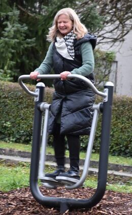 Sichtlich Spaß machte Anette Schmidt das Ausprobieren der Sportgeräte.