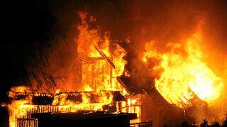 Ein Ferienhaus in einer Siedlung in Waldbrunn-Schollbrunn (Neckar-Odenwald-Kreis) ist am späten Sonntagabend gegen 22.30 Uhr in Brand geraten und komplett niedergebrannt. (Symbolbild)