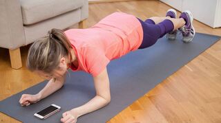 Per App oder Video zu Hause trainieren, hat in den letzten Jahren deutlich zugenommen. Ein Grund ist die Flexibilität für die Nutzenden.