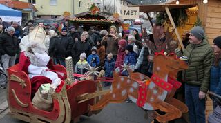 Der Nikolaus kam mit seinem neuen Schlitten zum Reicholzheimer Weihnachtsmarkt, um den Nachwuchs zu beschenken.