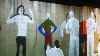 Projektionen auf die Gefängnismauer.