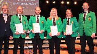Ehrungen (von links): Vizepräsident des Blasmusikverbands Tauber-Odenwald-Bauland, Andreas Wachter, Christian Morgenbrodt, Svenja Rappold, Nadja Hofmann, stellvertretender Vorsitzender Frank Kohler.