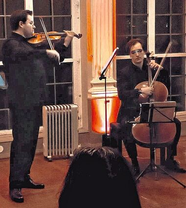 Das Streicher-Duo Nikita Geller (links) und Joel Blido brillierte beim Meisterkonzert im Wertheimer Hofgartenschlösschen.