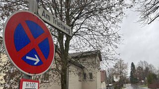 Bald könnte im Triebweg nicht nur ein absolutes Halteverbot gelten, sondern auch ein Durchfahrtsverbot für Lkw. Bürgermeister Grimm sieht das als eine mögliche Lösung, um den Verkehr und dadurch entstehenden Lärm einzudämmen, nachdem sich die Hollerbach-Gruppe auf dem Gelände der ehemaligen Nike-Stellung angesiedelt hat.