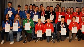 Die mit Bronze ausgezeichneten Einzel- oder Mannschaftssportler nebst Trainern des ETSV Lauda, TV Königshofen, Fechtclub Lauda, TSV Marbach und der Schützengilde Königshofen (links) sowie die mit Bronze geehrten Mitglieder der NG „Strumpfkapp Ahoi“ Lauda.