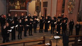 Der Kammerchor des Bezirkskantorats Tauberbischofsheim gab in der Martinskirche ein Kirchenkonzert unter dem Titel „Werde Licht!“. Den geistlichen Impuls sprach Dekan Thomas Holler.