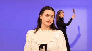 Schneewittchen (Sophie Schreiber) und die Königin (Marley Grohé).