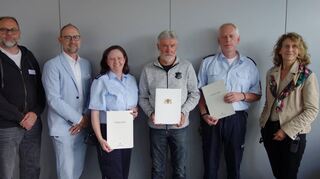 Drei langjährige Mitarbeiter der JVA Adelsheim wurden geehrt: Ulrike Sachs und Harald Schwarz erhielten Urkunden für ihre 25-jährige Zugehörigkeit. Stefan Sauter-Schnabel wurde für 40 Jahre geehrt.