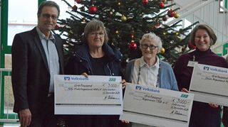 Dr. Martin Westermann von der SHB überreicht Felizitas Zürn, Ambulanter Kinderhospizdienst, Antje Bauer, Hospiz- und Lebensbegleitung, Stefanie Herz und Kristina Biere, Ökumenischer Hospizdienst, Spenden von jeweils 3000 Euro.
