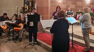 Ein sechsköpfiges Flöten- und Gitarren-Ensemble hatte sich zusammengefunden und trug adventliche Lieder vor.