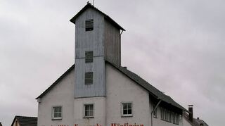 Das Höpfinger Feuerwehrgerätehaus bleibt weiterhin Stein des Anstoßes und wurde von höchster Stelle als unzeitgemäß bei kritischer Substanz eingestuft.