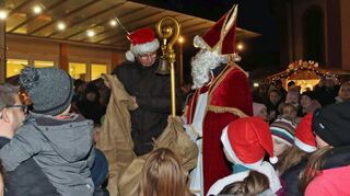Vorweihnachtliche Stimmung herrschte am Samstag auf dem Weihnachtsmarkt in Rosenberg. Neben einem abwechslungsreichen Programm war der Besuch des Nikolauses, der von den Kindern sehnlichst erwartet wurde, ein Höhepunkt.