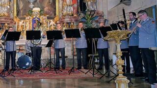 13 Musiker präsentierten Musik aus „einem Guss“. Unser Bild zeigt das gesamte Konzertensemble unter der Leitung Christian Thelen (rechts an der Oboe).