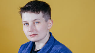 Sara Grzybek hat Queermed gegründet und kämpft mit dem Verzeichnis und zahlreichen Bildungsangeboten gegen Diskriminierung im Gesundheitsbereich.