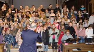 Das traditionelle Adventskonzert der Grund- und Realschule St. Bernhard lockte eine große Zuhörerschaft ins Münster St. Johannes.