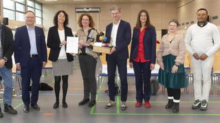 Die Johann- Adam-Möhler Grundschule Igersheim hatte eingeladen und alle kamen zur Einsetzungsfeier, um die neue Schulleiterin Isabel Waldecker in ihrem neuen Wirkungskreis willkommen zu heißen (von links): Der evangelische Pfarrer Uwe Krauß, Schulamtsdirektor Johannes Kießling, Schulamtsdirektorin Bettina Hey, beide vom Staatlichen Schulamt Künzelsau, Isabel Waldecker, die neue Rektorin der Johann- Adam-Möhler Grundschule Igersheim, Jana Kolberg, Vorsitzende des Personalrats, Anna- Maria Schwab, Elternbeiratsvorsitzende und der katholische Pfarrer Joseph Ike.