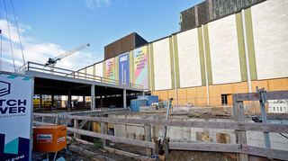 Das gesamte Gebäude ist entkernt und wird unterirdisch erweitert – oberirdisch wäre wegen des Denkmalschutzes nicht möglich gewesen.