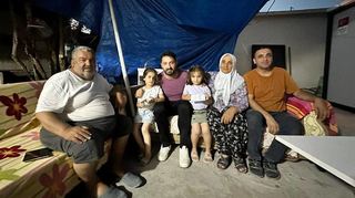 Kerim Cosgun (Mitte) besuchte besonders in Not geratene Familien und gab ihnen gespendetes Geld.