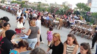 Freiwillige Helfer bei der Essensverteilung in Hatay.
