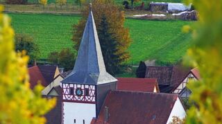 Die Dertinger Wehrkirche. Die örtliche Gemeinde ist offenbar unzufrieden mit der Kirchenleitung.