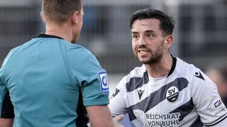 Keine Chance: Schiedsrichter Dr. Robert Kampka lässt nicht mit sich über die Rote Karte gegen Besar Halimi reden. Jetzt fehlt der Sandhäuser in Rostock.