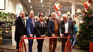 Freuen sich über die Neueröffnung des Rewe-Markts in Lauda: (von rechts) Rewe-Vertriebsleiter Südwest Thomas Fritz, Investor Roland Frank, Marktleiterin Monika Dürr, Lauda-Königshofens Bürgermeister Dr. Lukas Braun sowie Architekt Claus Finzel vom Ingenieur- und Planungsbüro Finzel aus Würzburg.