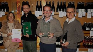 Erfreut über das Qualitätssiegel „Weinsüden Architektur“ zeigen sich (von links) Luisa Ballmann (Innenarchitektin aus Weikersheim), Florian Döller (Kellermeister), Michael Braun (Geschäftsführer) und Michael Spies (Marketing- und Veranstaltungsleiter).