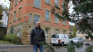 Der Ritterplatz könnte zum zentralen Dorfplatz werden, wenn der alte Kindergarten (im Bild hinter Ortsvorsteher Rüger) zum neuen Domizil für das Rathaus und für Vereine werden würde.