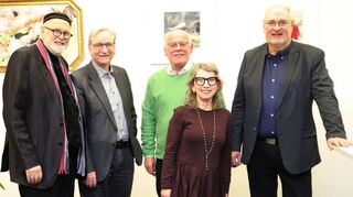 Präsentieren zum ersten Mal ihre Bilder gemeinsam in der Öffentlichkeit: Die Montagsmaler Dieter Häußler (Dritter von links), Renate Fertig und Stephan Funk zusammen mit dem Künstler H. Bernd Schepermann (links) und dem Geschäftsführer des Stadtwerks Tauberfranken, Dr. Norbert Schön.