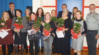 Die Geehrten (von links): Sabrina Schäfer, Pfarrer Thomas Frey, Parvin Shakouri-Mansouri; Manuela Dietrich, Nicole Murer, Helene Hirsch, Sabrina Devincentis; Alexandra Pfeiler, Sylvia Schmezer, Verwaltungsdirektor Peter Striffler, Natalia Hein, Susanna El-Ali sowie Ansgar Weiß (Mitarbeitervertretung).
