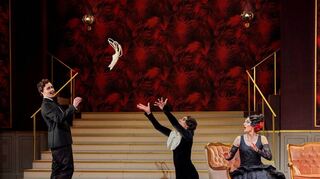 Trügerisch ist die Hoffnung auf den Wert einer vermeintlich kostbaren Perlenkette: Bis Anfang März 2025 ist in der Blauen Halle mit Paul Abrahams Operette „Märchen im Grand Hôtel“ ein außergewöhnlicher Operetten-Abend zu erleben.