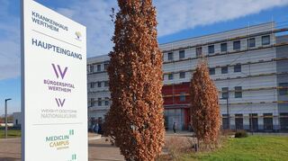 Die Beschilderung für das Bürgerspital steht bereits, die Fassade ist noch eingerüstet.