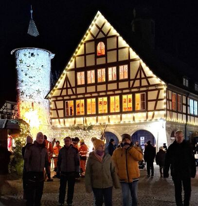 Auch Rathaus und Schimmelturm haben sich in ihre festlich-geschmückten Lichtergewänder gehüllt.