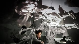 Geht im Zweiten Weltkrieg und in den Papieren darüber unter: Sachbearbeiter Felix Hartlaub (Rocco Brück) beim Spiel in der Mannheimer Kunsthalle.