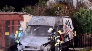 Ursache für den Brand eines Campers in Gerchsheim am Samstagabend war wohl ein technischer Defekt. Die Feuerwehren verhinderten ein Übergreifen auf nebenstehende Gebäude.