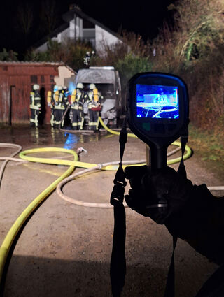 <p>Mit einer Wärmebildkamera suchte die Feuerwehr nach weiteren Glutherden im Fahrzeug. <br></p>