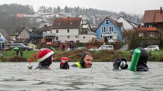 Rund eine Stunde waren die Teilnehmer des Nikolausschwimmens auf dem Main unterwegs, um die 3,8 Kilometer lange Strecke hinter sich zu bringen.