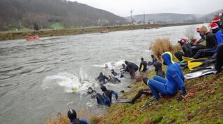 Nahe der Schleuse Eichel stiegen die Schwimmer ins Wasser.