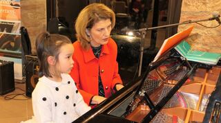 Eine gelungene Premiere beim Musikschulkonzert feierte auch Chiara Sacco am Klavier, die zusammen mit Fedra Blido spielte.