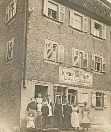Ansicht des Geschäfts „Johann Dietz – Brot & Feinbäckerei“ um 1920.