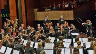 Dynamisch und selbstbewusst: die Mannheimer Bläserphilharmonie unter Dirigent Miguel Ercolino im Mozartsaal des Rosengartens.