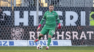 Torhüter Timo Königsmann fehlt Fußball-Drittligist SV Sandhausen nach seinem Kreuzbandriss in Rostock für mehrere Monate.