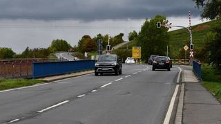 Die Bauarbeiten an der Grünbachbrücke bei Gerlachsheim werden erst ab Frühjahr 2026 starten. Grund für die Verschiebung ist der Bau der Stromtrasse SuedLink.