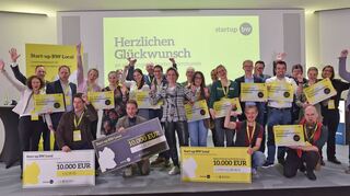 Beim Landeswettbewerb „Startup-BW local“ erreichte die Stadt Lauda-Königshofenden hervorragenden zweiten Platz. Auf dem Bild Wirtschaftsförderer Christoph Kraus zusammen mit Sophie Krimmer, Geschäftsführerin von Futurelabs in Lauda, sowie die anderen Preisträger.