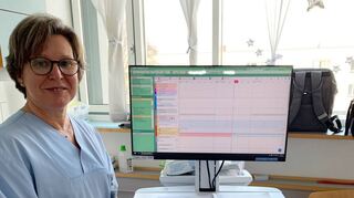 Alles auf einen Blick und die digitale Kurve immer dabei: Erika Karres, stellvertretende Leitung der Station E3, mit dem digitalen Visitenwagen.