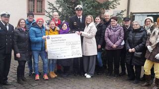 Über 1600 Euro Spende vom Weihnachtsmarktstand des Tender Main freuten sich die Vertreter der Familienzentren Wertheim und Reinhardshof, zusammen mit Tendervertretern, ihren Gasteltern und Vertretern der Stadt Wertheim.