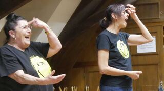 Waltraud Herberich (links), ausgebildete Lachyogatrainerin, leitet die Gruppe an. Diese trifft sich wöchentlich im zweiten Obergeschoss der Zehntscheune in Buchen. Zum Lachen animiert Herberich die Teilnehmer durch pantomimische Übungen.