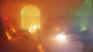 Salzige Luft und farbiges Licht in der Salzgrotte in Buchen.